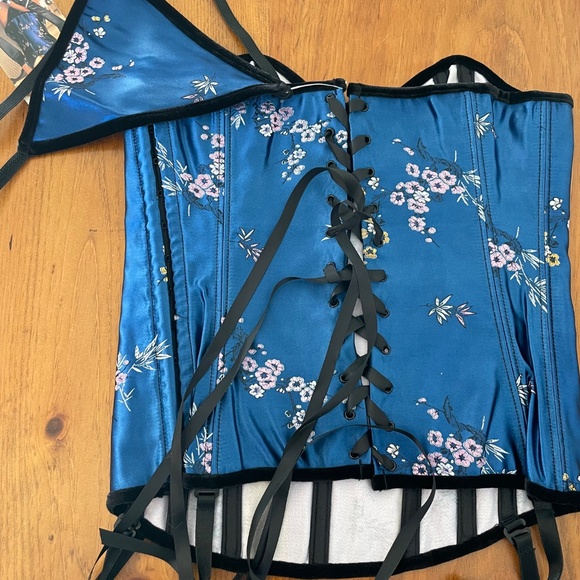 NWT: Blue Brocade Rear Lace Up Corset w/ Match Thong & Garter Belts - Picture 4 of 9
